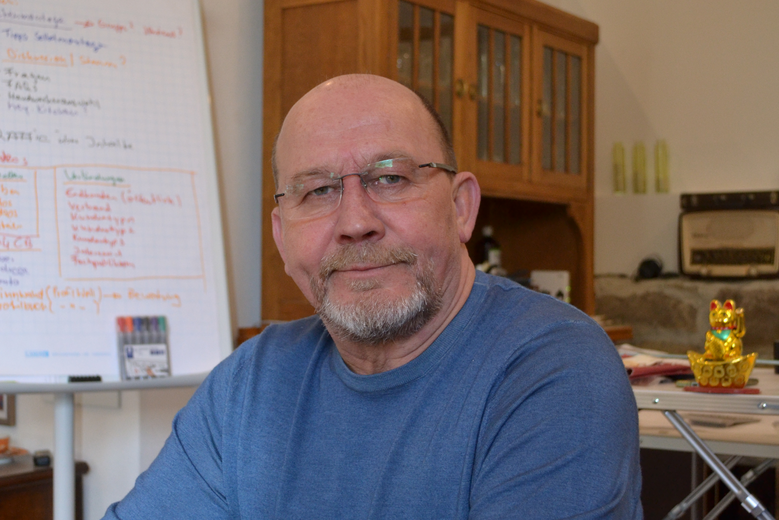 Uwe Stockinger am Schreibtisch